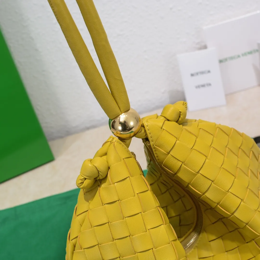Batch 1260 BV has released a new product. TURN # Recommended new popular style is still the classic woven logo that we can recognize at a glance. It is really a unique style that is familiar and unfamiliar! Made of sheepskin woven with beautiful gold beads on the shoulder straps for free adjustment. When in use, you can switch between the shoulder and handle bag at will. It has a concave and convex shape anytime and anywhere. It is a practical king with a unique personality. With the right color combination, it can be sweet or salty. It is full of style. Summer catwalk style is beautiful. Pull it out quickly. Size: 40*3*24, model: 6699-3#